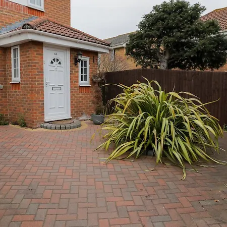 Entire 3 Bedroom House, 3 Toilets, 2 Baths, Sleep 9 With Free Parking